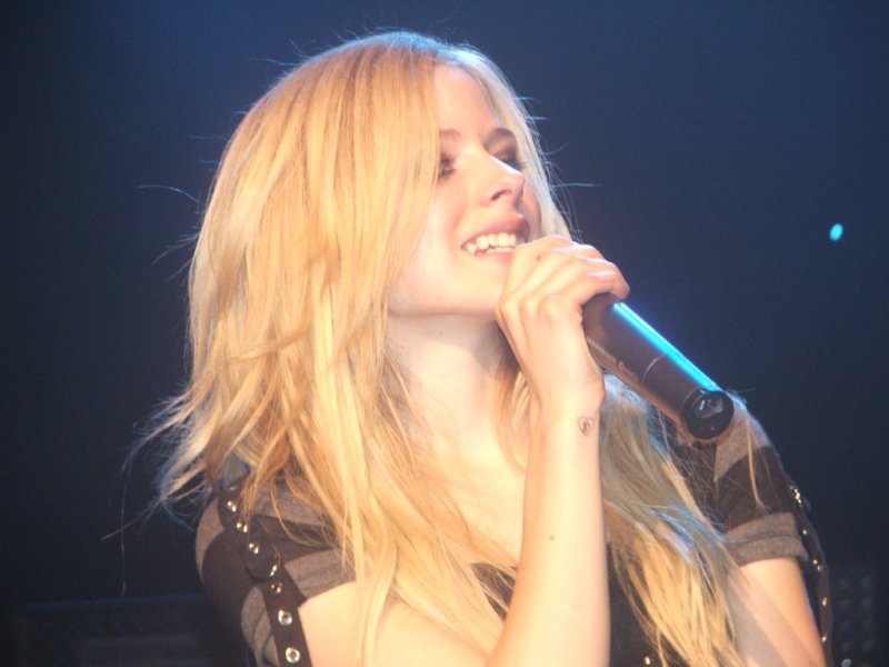 Fichier:Avril Lavigne à Genève - 9 juin 2005.jpg