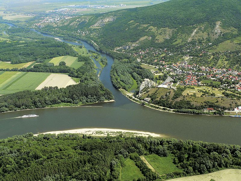 Fichier:Confluent Danube-Morava.jpg
