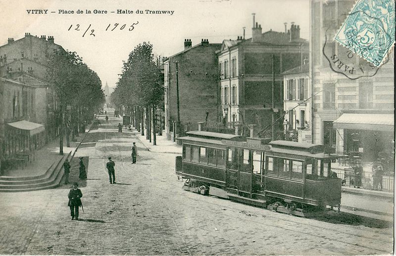 Fichier:INCONNU - VITRY - Place de la Gare - Halte du Tramway.jpg