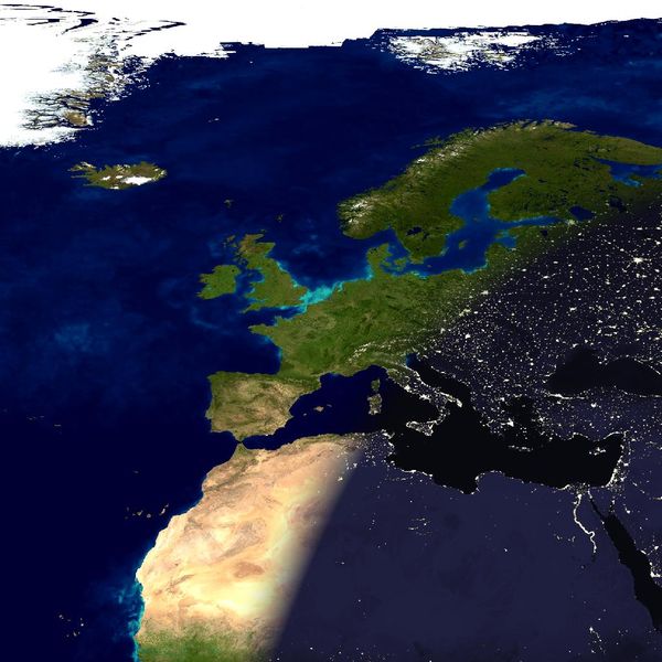 Fichier:Tombée de la nuit sur l'Europe et l'Afrique.jpg