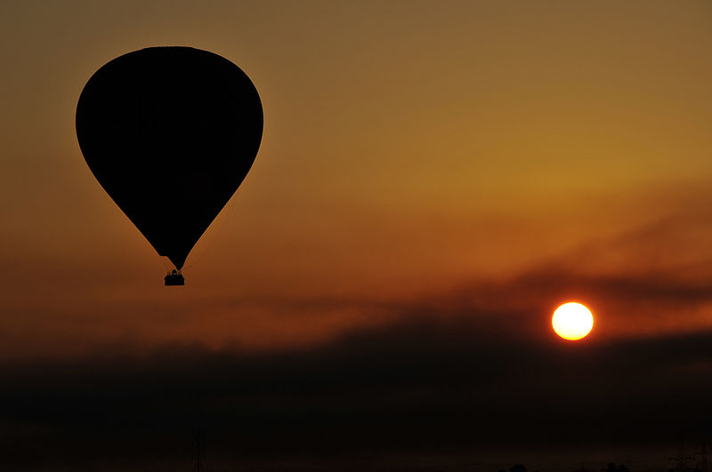 Fichier:Balloon over Luxor - Egypt denoised.jpg