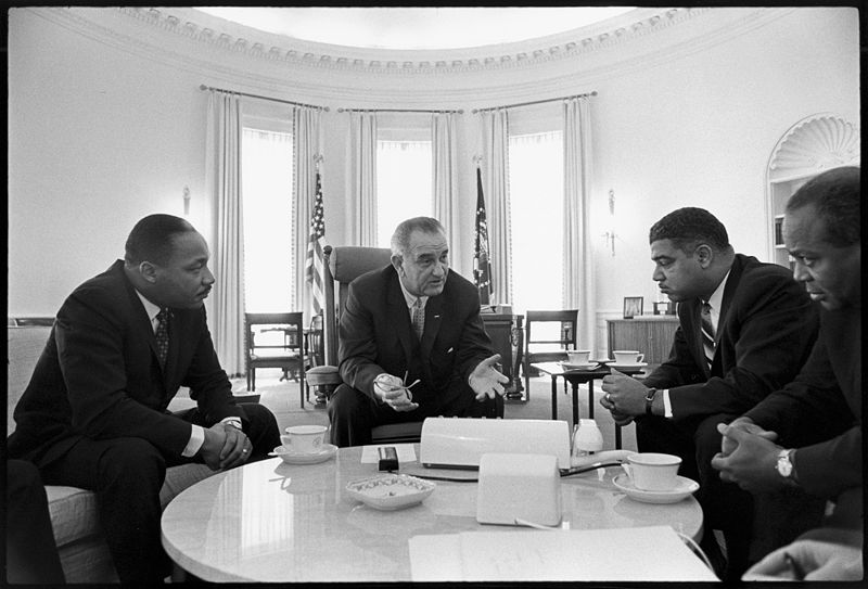 Fichier:Lyndon Johnson et des leaders des mouvements afro-américains.jpg