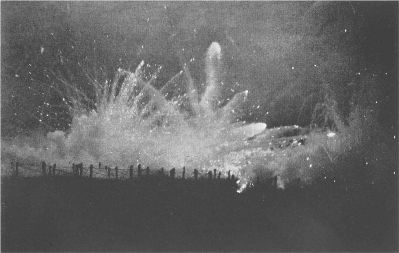Fichier:German Barrage Fire at Night Ypres-1915.jpg