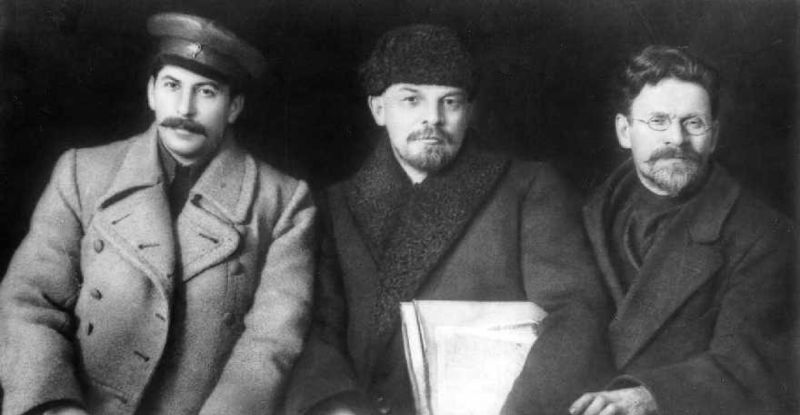 Fichier:Stalin-Lenin-Kalinin-1919.jpg