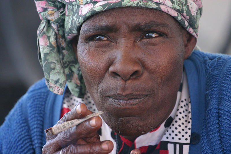Fichier:Nama Woman Smoking Kalahari Desert Namibia Luca Galuzzi 2004.JPG