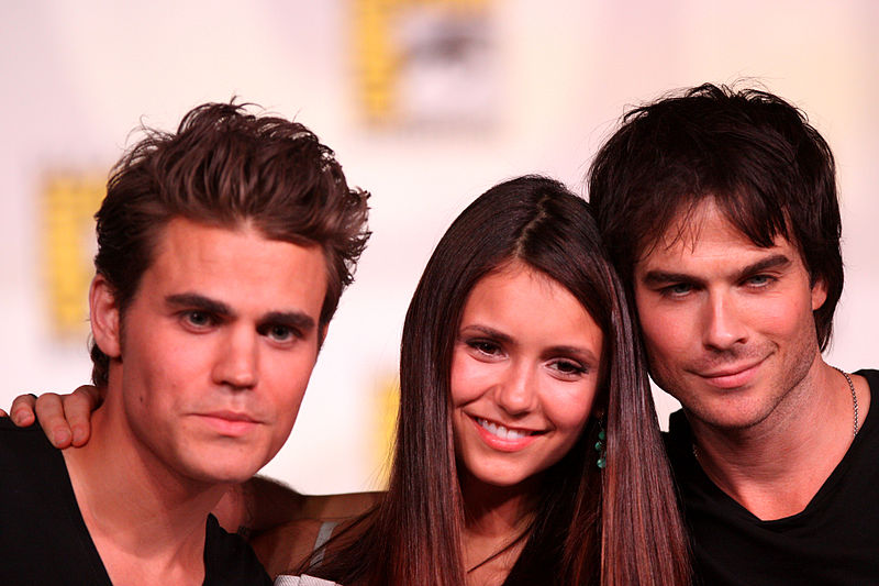 Fichier:800px-The Vampire Diaries main cast by Gage Skidmore.jpg