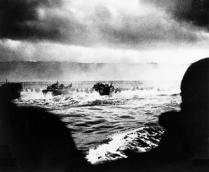Fichier:LCVP landing craft put troops ashore on Omaha Beach.jpg
