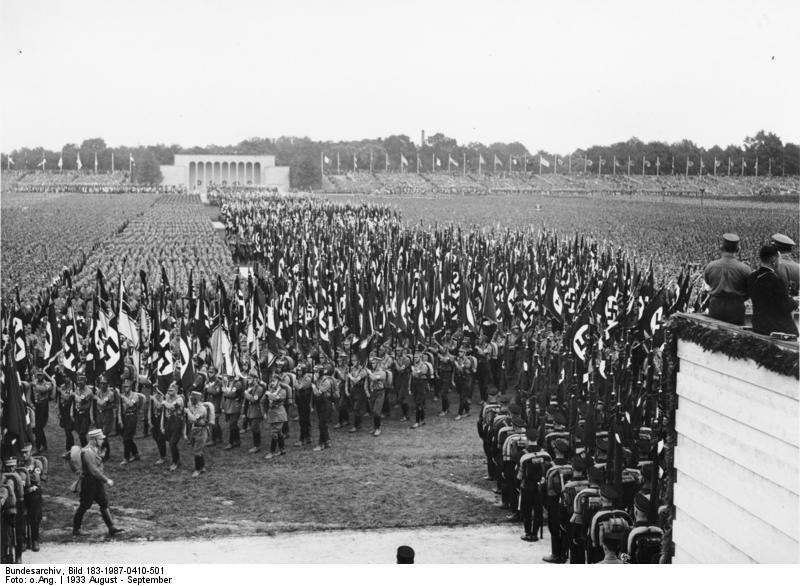 Fichier:Réunion nazie à Nuremberg 1933.jpg
