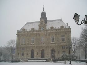 Fichier:Ivry-sur-Seine town hall under snow 2005-02-23.jpg