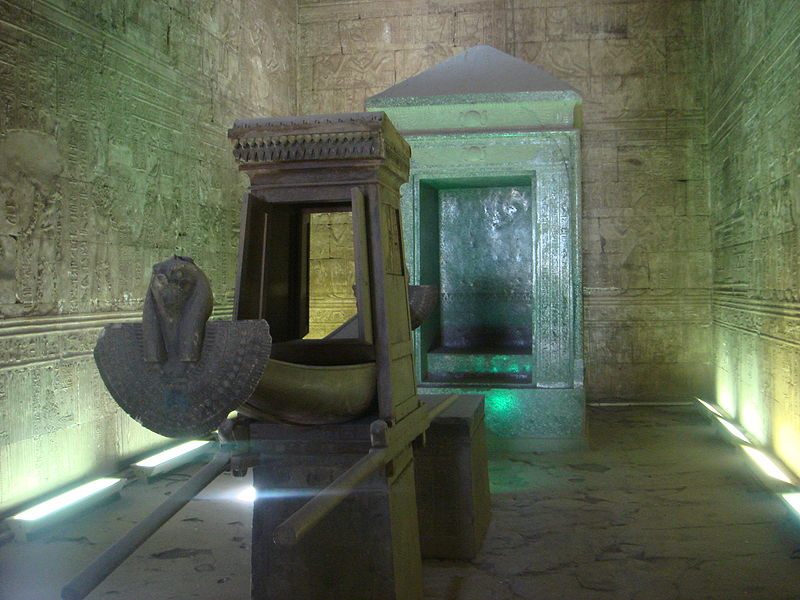 Fichier:Temple of Edfu sanctuary.jpg