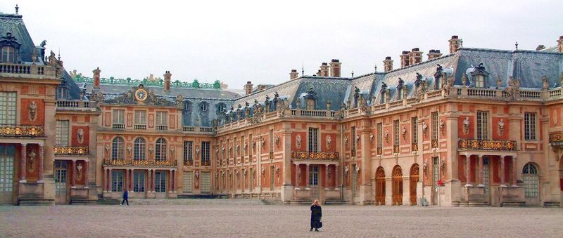 Fichier:Chateau-de-versailles-cour-1.jpg