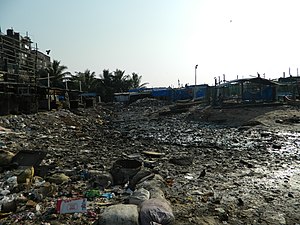 Fichier:5 plage de Versova en Inde il y a quelques années.jpg