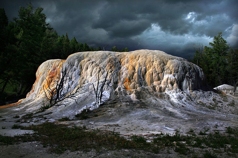Fichier:Orange Spring Mound at Mammoth Hot Springs.jpg
