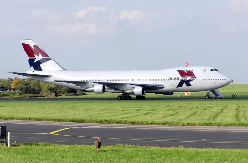 Fichier:Mk.airlines.b747-200.9g-mkj.arp.jpg