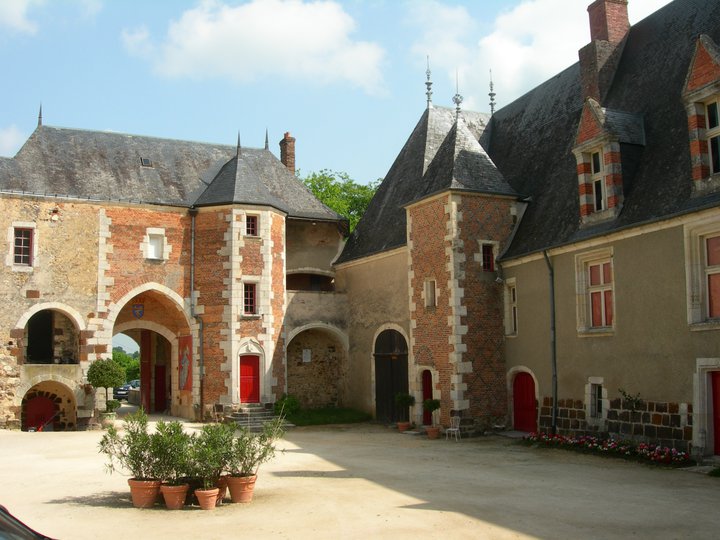 Fichier:Chateau de la chapelle d'angillon.jpeg