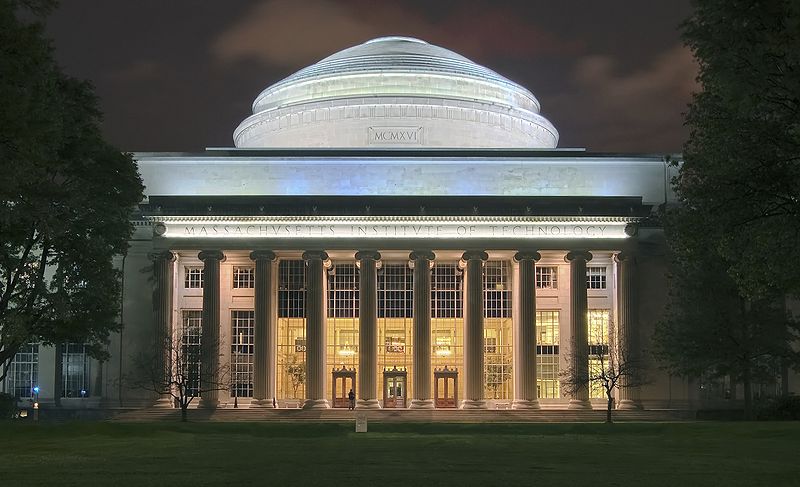 Fichier:MIT Dome night1 Edit.jpg