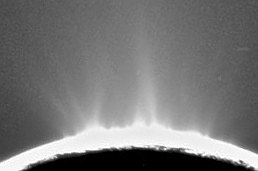 Fichier:Encelade geyser.jpg