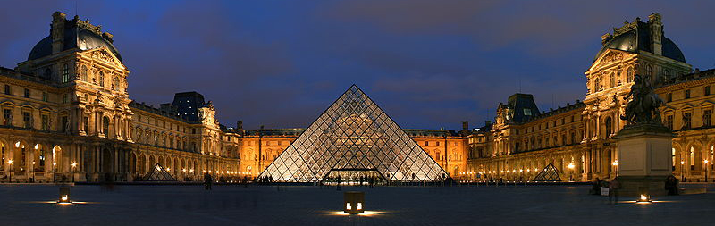 Fichier:Le Louvre - cour Napoléon - panorama.jpg