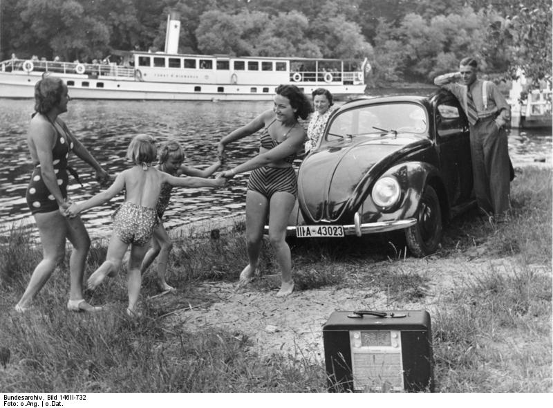 Fichier:Volkswagen en vacances et radio portative.jpg