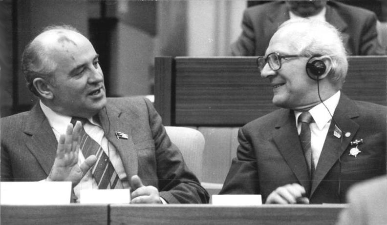 Fichier:Gorbatchev-Honecker en 1986.jpg