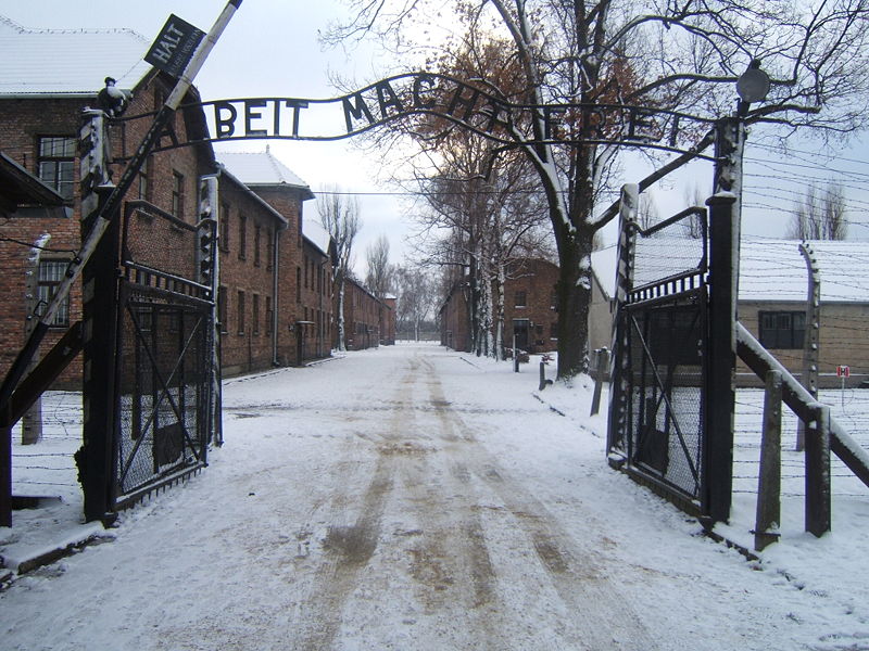 Fichier:Auschwitz I entrance snow.jpg