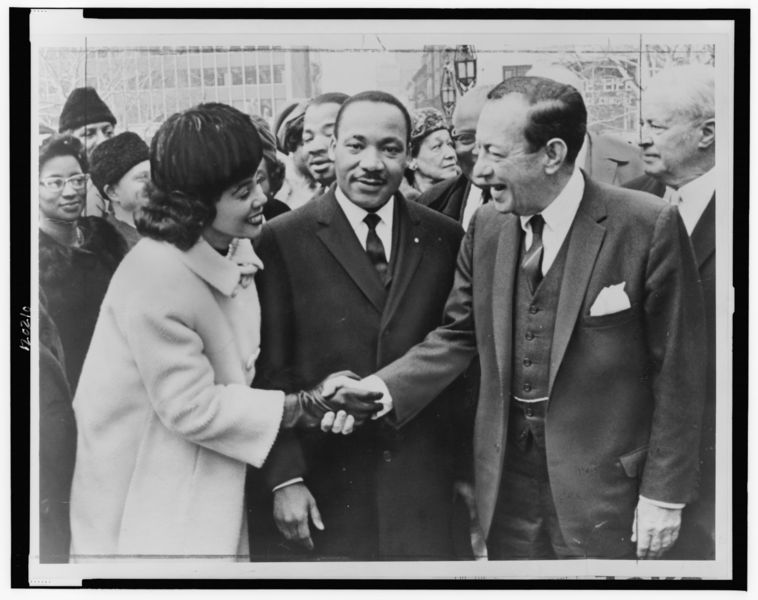 Fichier:Coretta Scott King et Martin Luther King avec Robert F. Wagner.jpg