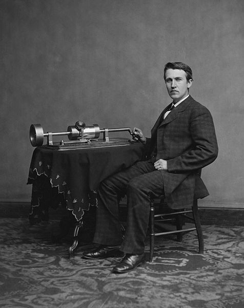 Fichier:Edison and phonograph edit2.jpg