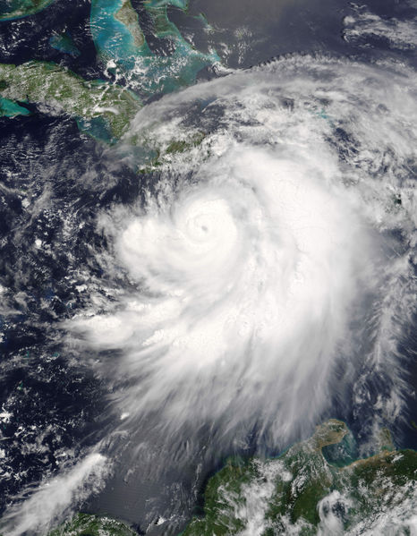 Fichier:Hurricane Dennis on July 7 2005 1550 UTC.jpg