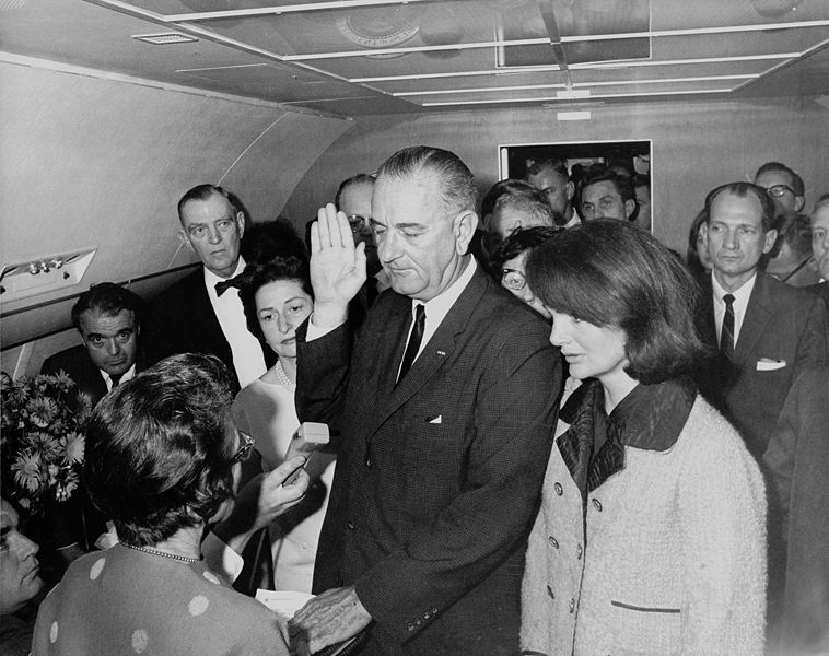 Fichier:Lyndon B. Johnson taking the oath of office, November 1963.jpg