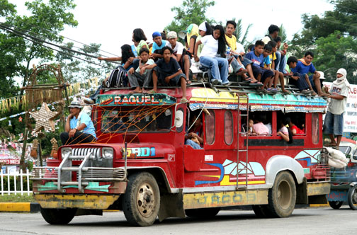 Fichier:Jeepney overloaded.jpg