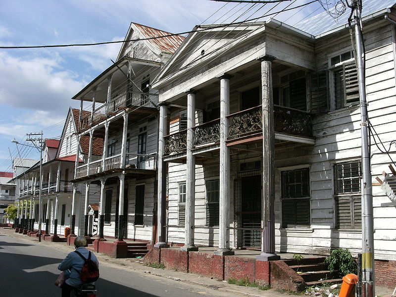 Fichier:Paramaribo - maisons typiques du Suriname.jpg