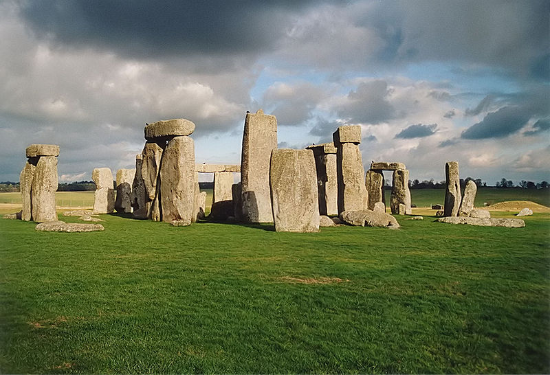 Fichier:Stonehenge back wide.jpg