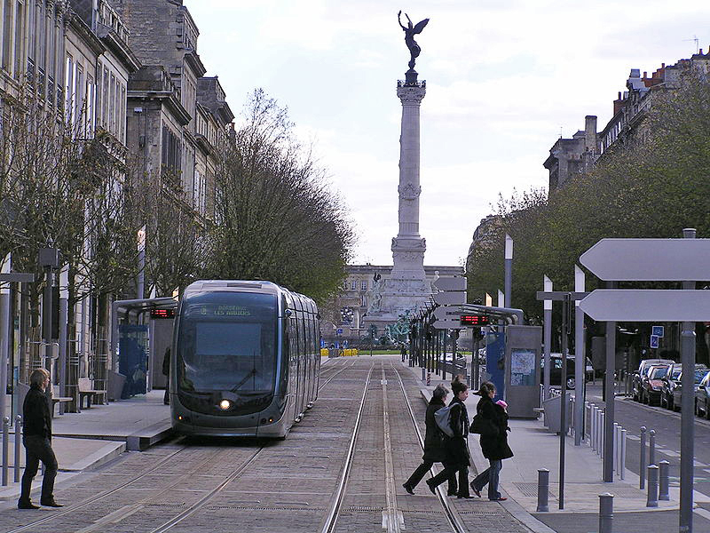 Fichier:Bordeaux - tram et monument aux Girondins.jpg