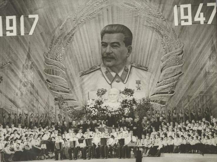 Fichier:Culte de Staline 1947.jpg