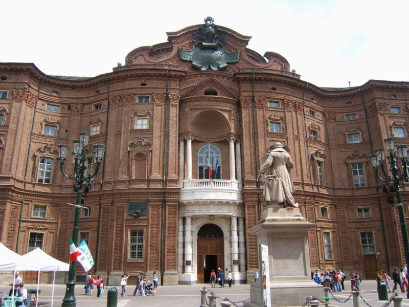 Fichier:Palais baroque Turin.jpg