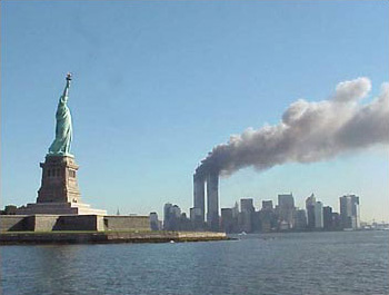 Fichier:National Park Service 9-11 Statue of Liberty and WTC fire.jpg
