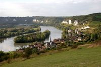 La vallée de la Seine entaillant le plateau du Vexin (dans le fond). Photographie prise en octobre.