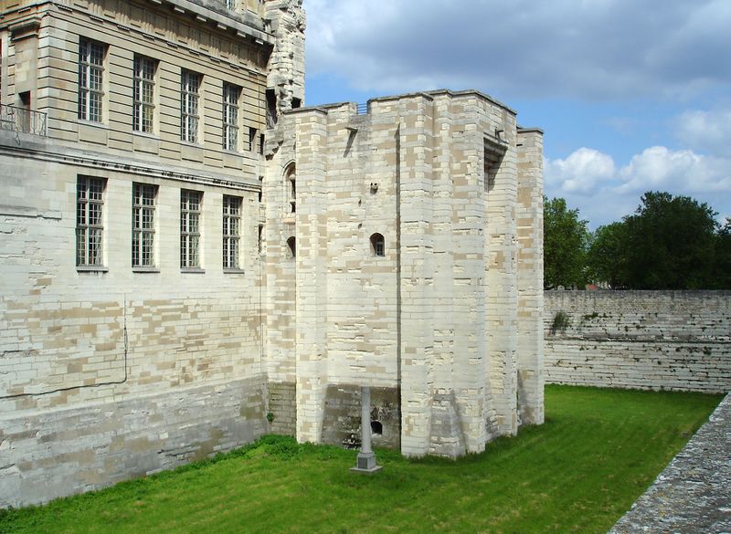 Fichier:Vincennes - fossé, monument du duc d'Enghien.jpg