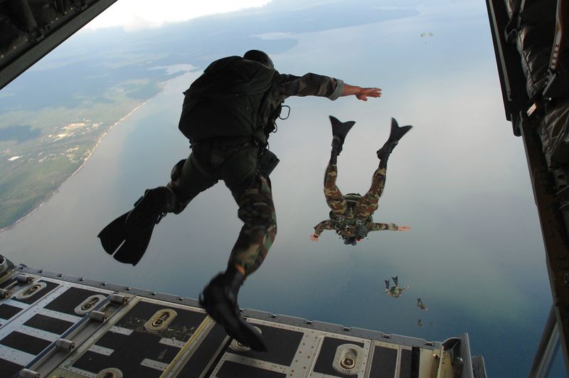 Fichier:720th Special Tactics Group airmen jump 20071003.jpg