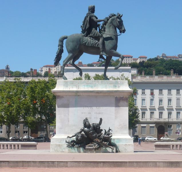 Fichier:Statue équestre de Louis XIV - Place Bellecour, Lyon, France.JPG