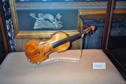 Violon Stradivarius - palais royal de Madrid.jpg