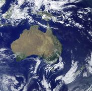 L'Australie vue de satellite. Une très grande île ou un continent ? Il s'agit en fait d'un petit continent[Source ?].