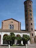Façade et campanile de la basilique Saint-Apollinaire-le-Neuf, VIe siècle.