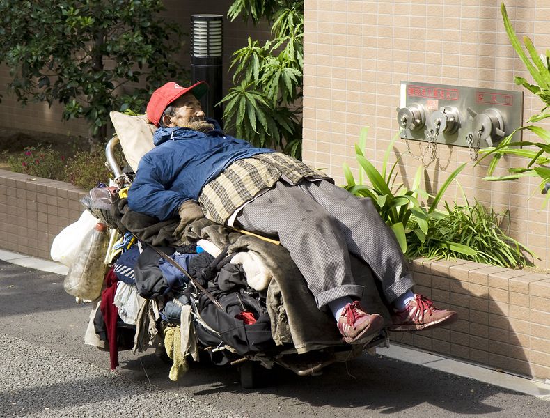 Fichier:Homeless man, Tokyo, 2008.jpg
