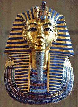 Photographie du masque mortuaire du pharaon Toutânkhamon