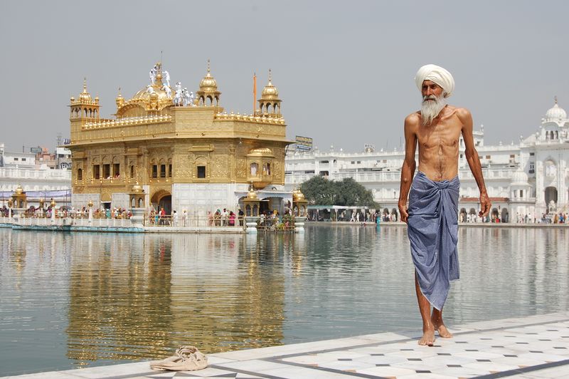 Fichier:Sikh pilgrim at the Golden Temple (Harmandir Sahib) in Amritsar, India.jpg