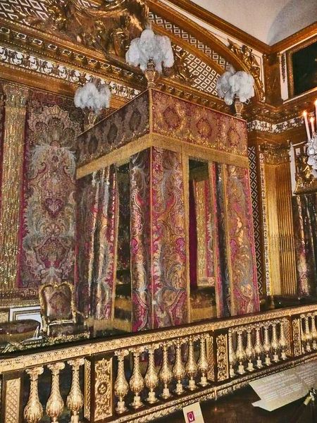 Fichier:Château de Versailles - chambre du roi.jpg