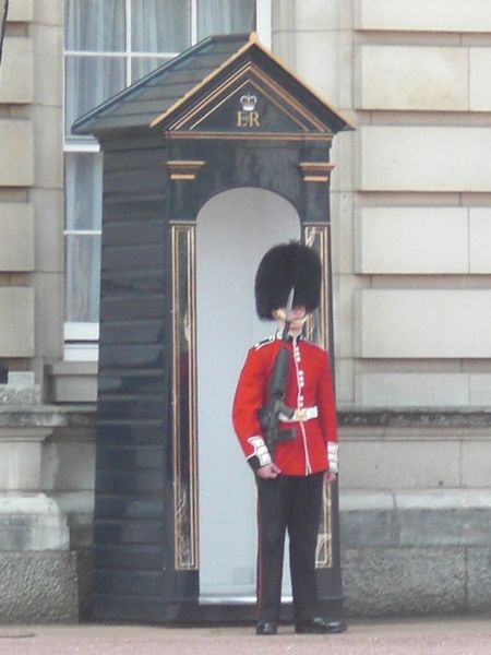 Fichier:Garde royal Buckingham Palace.JPG