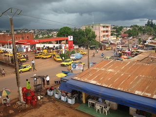 Yaoundé : des taxis jaunes, un ciel couvert à la saison des pluies.