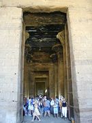Vue de la salle hypostyle du temple d'Edfou